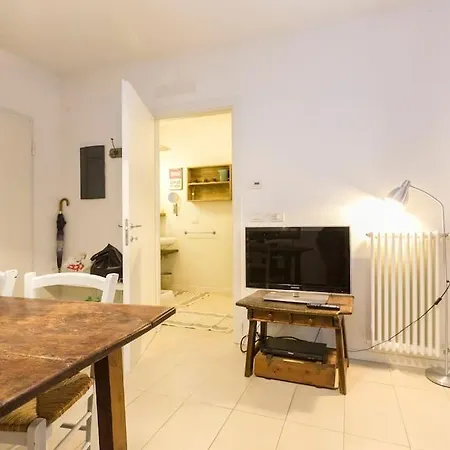 Quiet Flat With Private Free Garage Outside Ztl