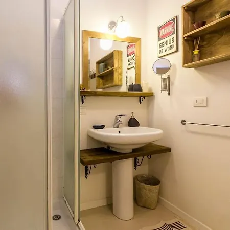 Apartment Quiet Flat With Private Free Garage Outside Ztl