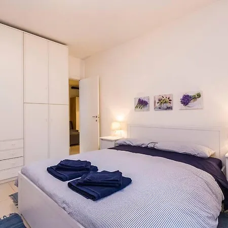 Apartment Quiet Flat With Private Free Garage Outside Ztl