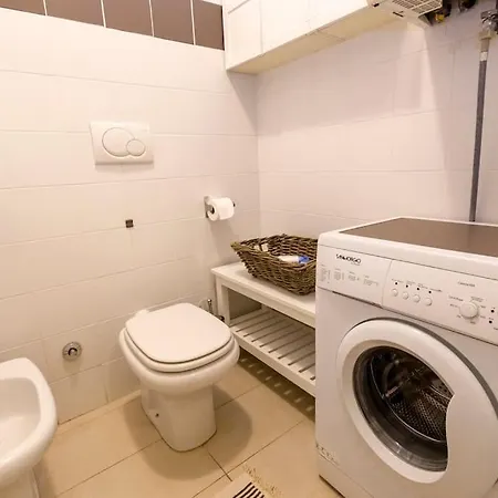 Quiet Flat With Private Free Garage Outside Ztl