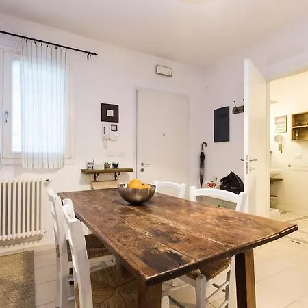 Quiet Flat With Private Free Garage Outside Ztl Apartment